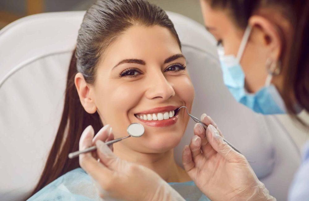 Dentist,Doctor,,Dentistry,Professional,,Examining,The,Teeth,Of,A,Happy